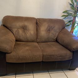 Brown Loveseat Sofa – Clean & Comfortable