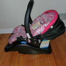 Car seat with base attachment 