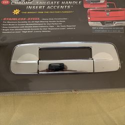 Tailgate Insert Accent: Chrome.