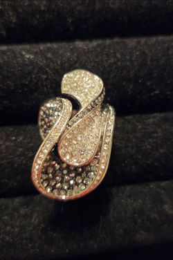 Sculptural fashion ring, clear and black rhinestones, size 7.75
