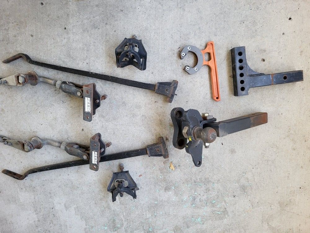Weight distribution towing hitch