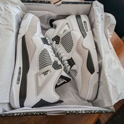 JORDAN 4 RETRO
MILITARY BLACK