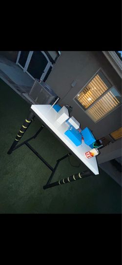 Arm wrestling table