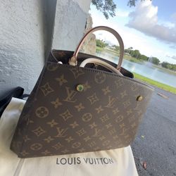 LOUIS VUITTON Palais 