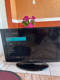 32-inch TV in good condition; it works well and comes with a Fire TV Stick and its remote control