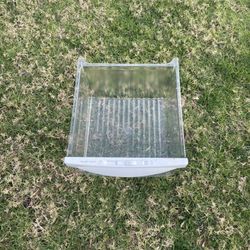GE REFRIGERATOR Deli CRISPER DRAWER PART# 197D2289 WR32X10131.  PREOWNED. Needs to be cleaned.  