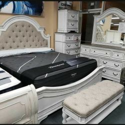 Realyn Chipped White Panel Bedroom Set 