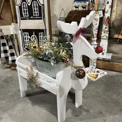 Hand Painted White Reindeer w/ Light-up Floral Arrangement 🎄 $52