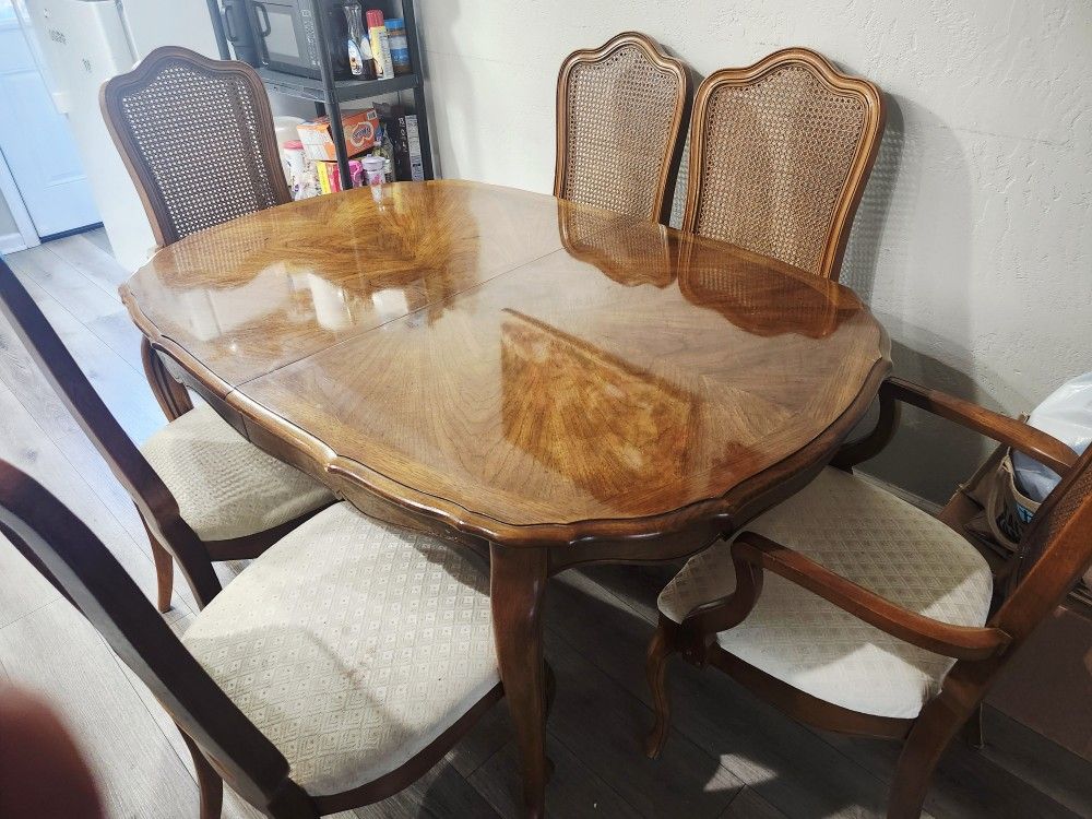 Thomasville Dining Table With 6 Chairs