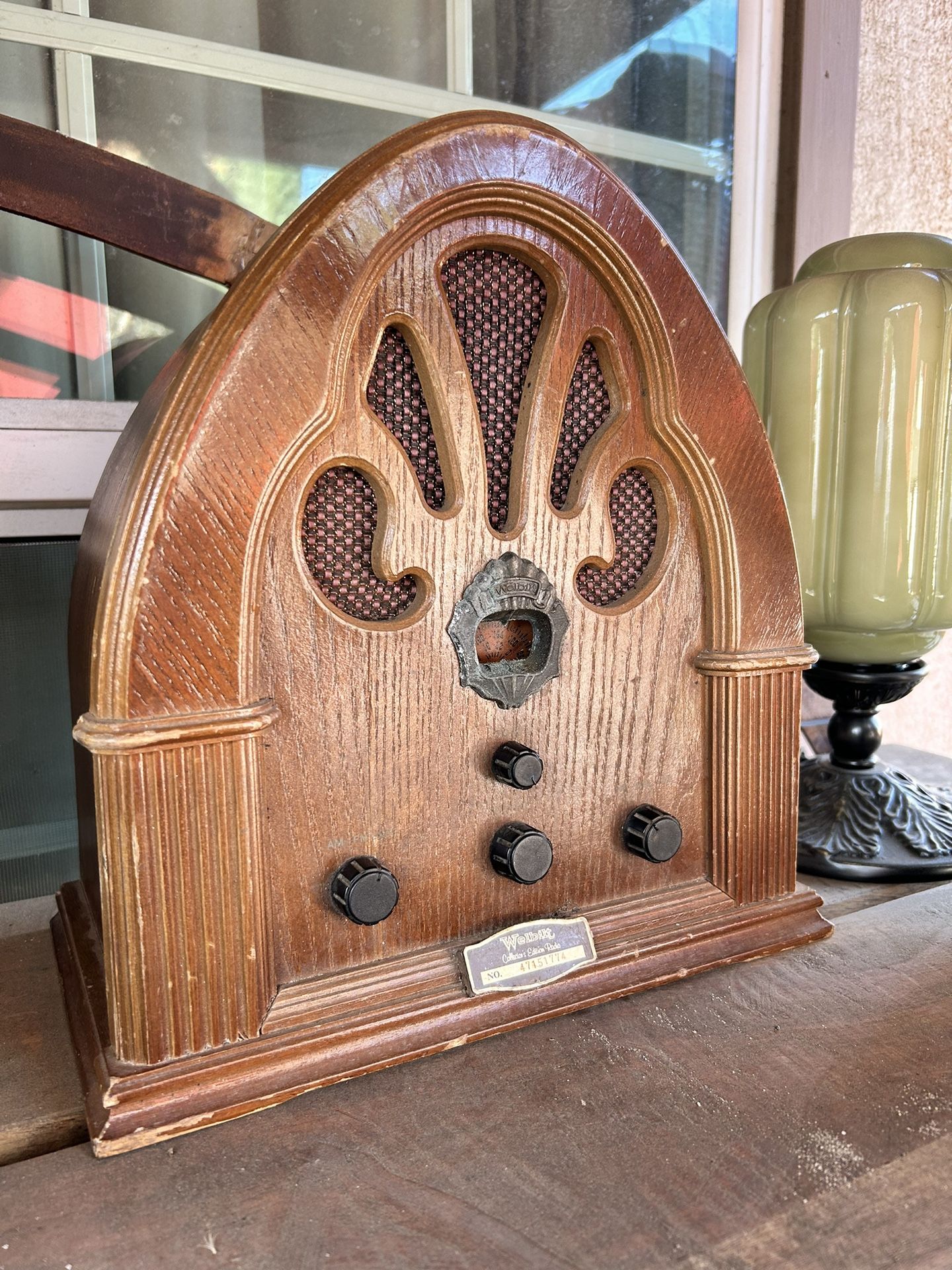 Vintage Table Top Radio. Super Unique Radio That Looks Amazing And