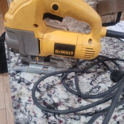 DEWALT 5.5 Amp Corded Jig Saw Kit