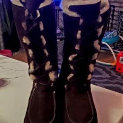 Bearpaw BROWN SUEADE  LACE https://offerup.co/faYXKzQFnY?$deeplink_path=/redirect/  TO uggs Style Boots..size 9 Womens..Great CONDITION!!..FUR LINED