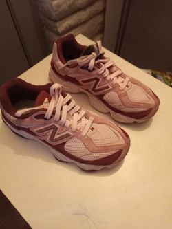 Girls New Balance shoes size 4 (Like New)