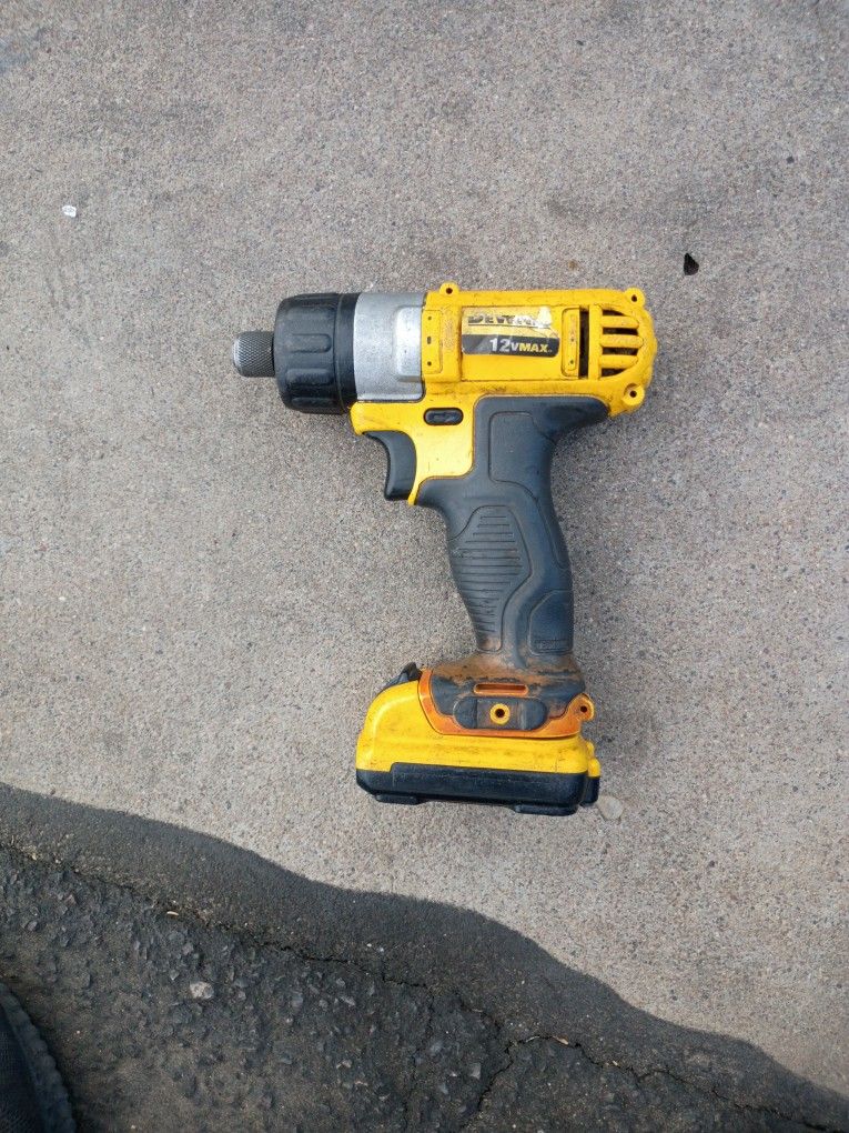 DeWalt 12 V Max Impact Drill With A Battery