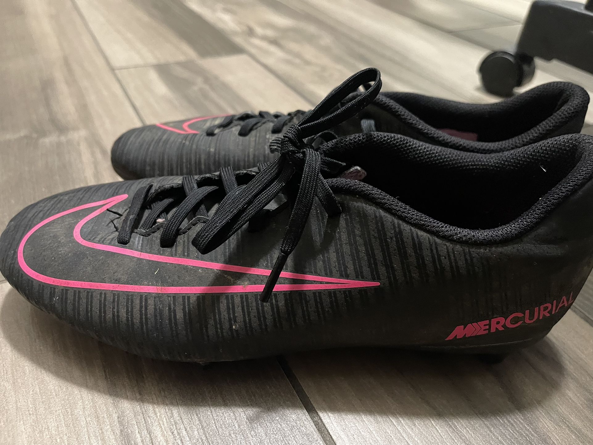 Nike women’s soccer cleat size 7.5