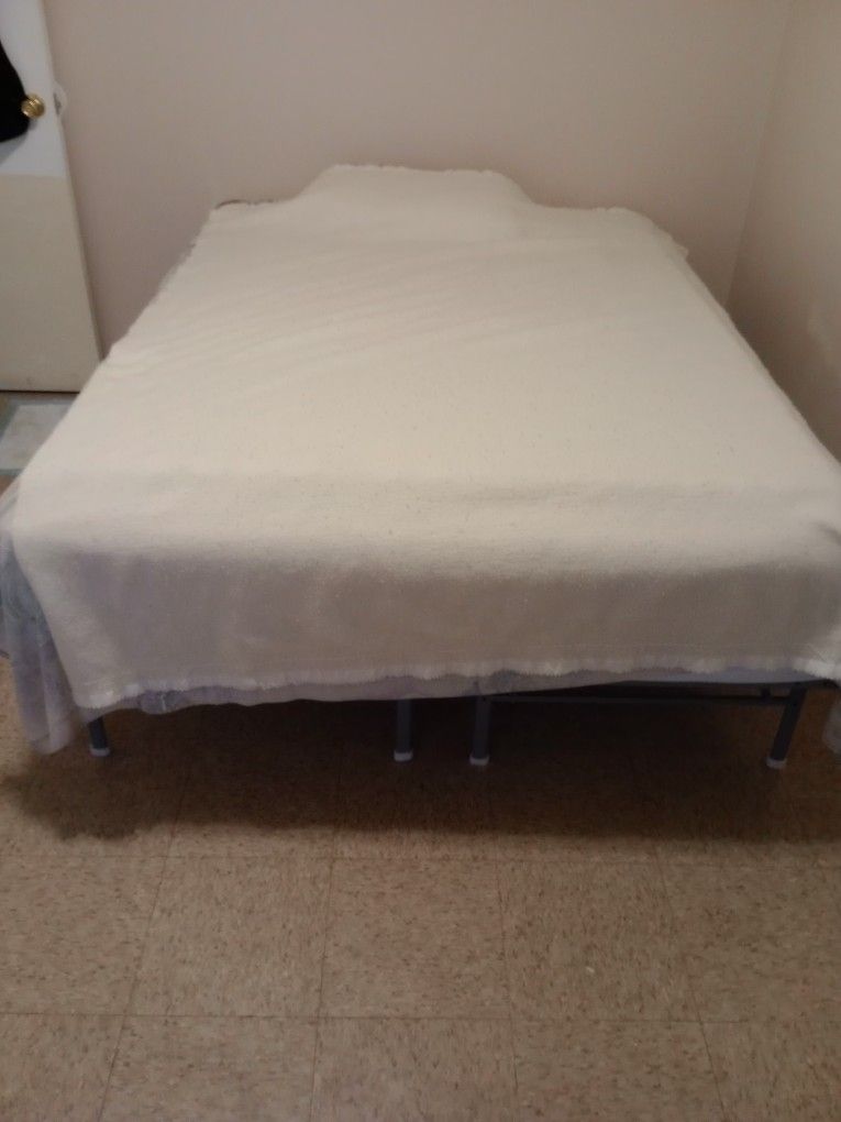 Full Size Bed With Pillow
