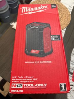 Milwaukee M12 Radio + Charger 2951-20