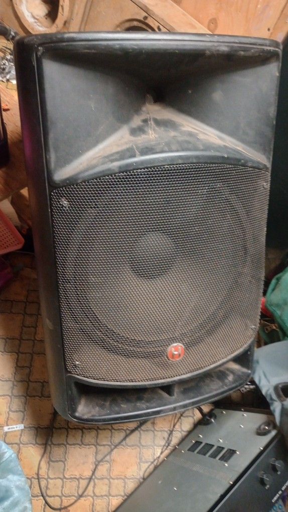 Harbinger VARI V2115 Powered Speaker