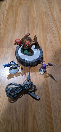 Skylanders Giants Figures & Portal Base