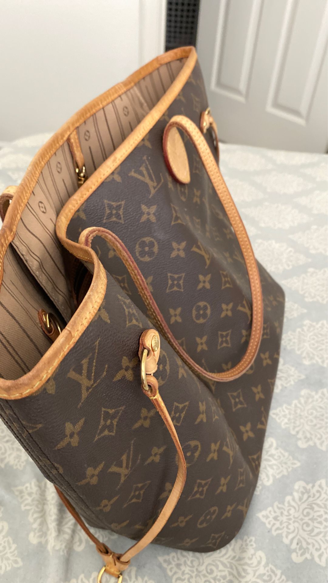 Authentic LOUIS VUITTON Deauville Monogram M47270 for Sale in Bakersfield,  CA - OfferUp