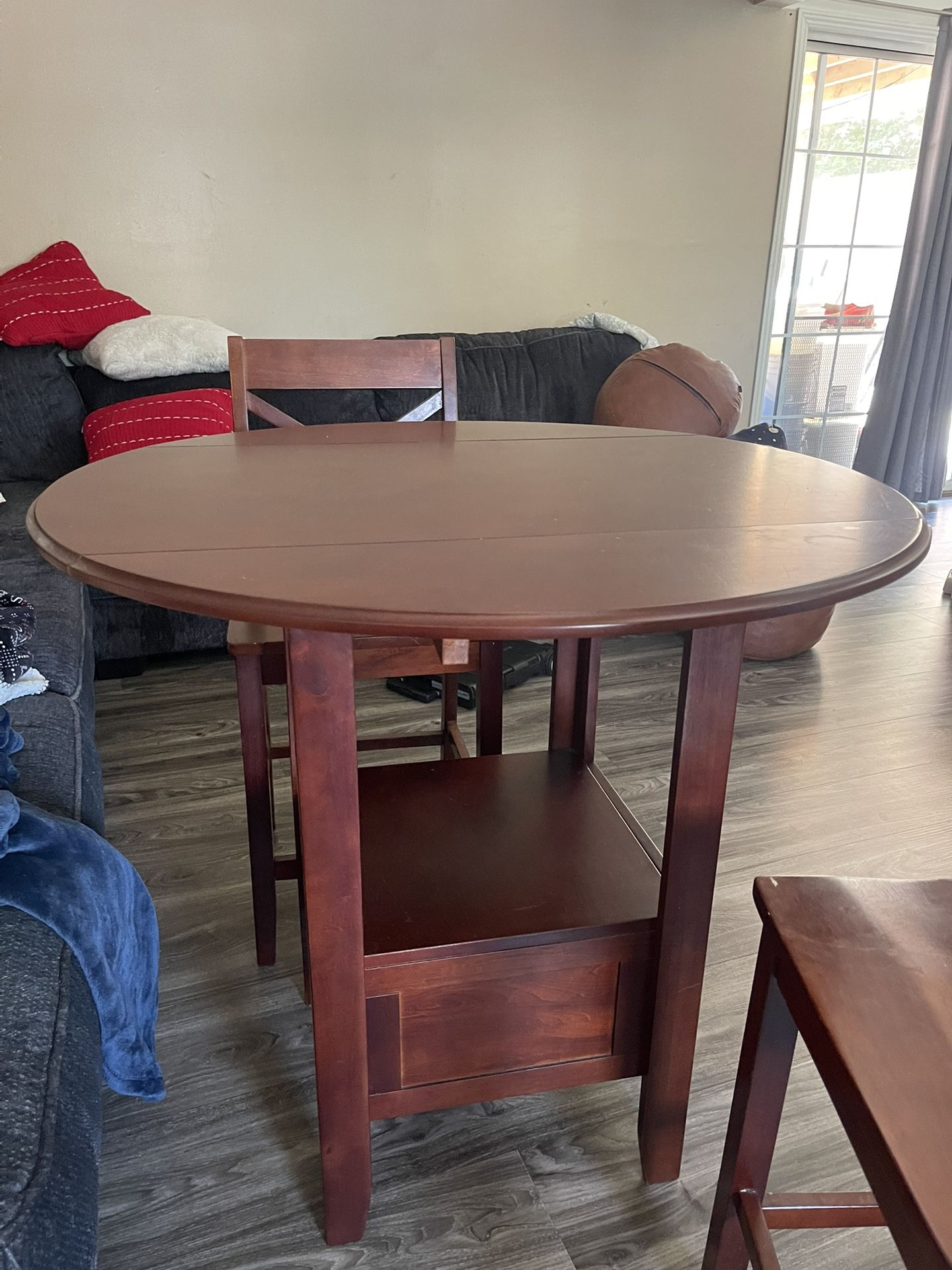 2 Chair Round Table