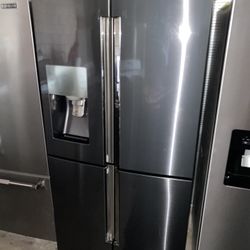 28 Cu.ft 4 Door Flex French Door Refrigerador in Black Stainless Steel
