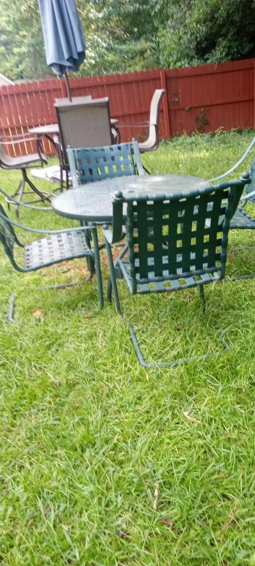 Give pc Green Outdoor Patio Set, Four Iron Chairs Glass Table Top.. Good Condition.