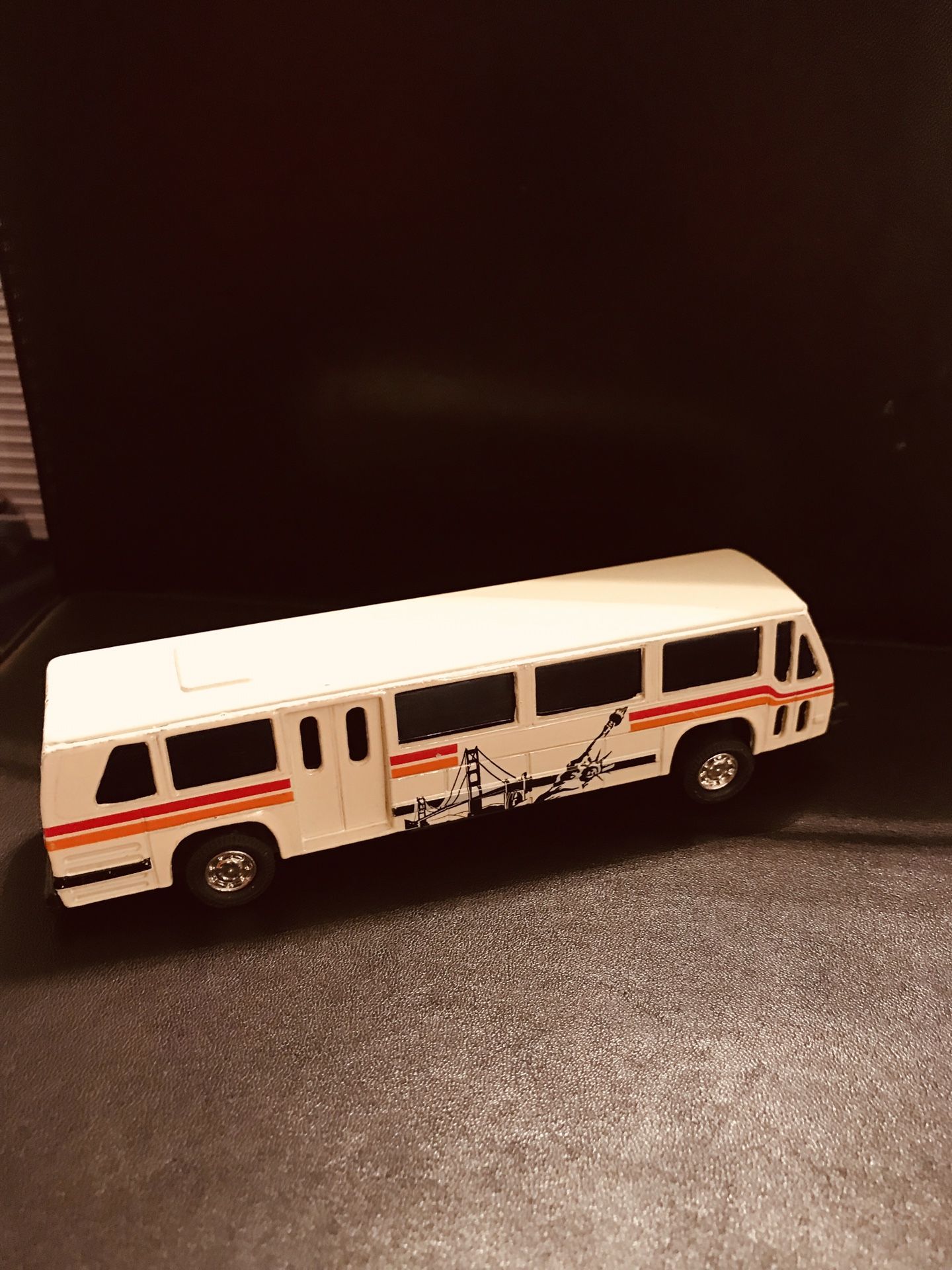 JUJ 6” inch Diecast Down Town with the Statue Of Liberty on both sides Blue Windows