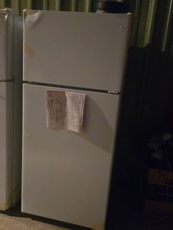 New GE
17.5 cu. ft. Top Freezer Refrigerator in White