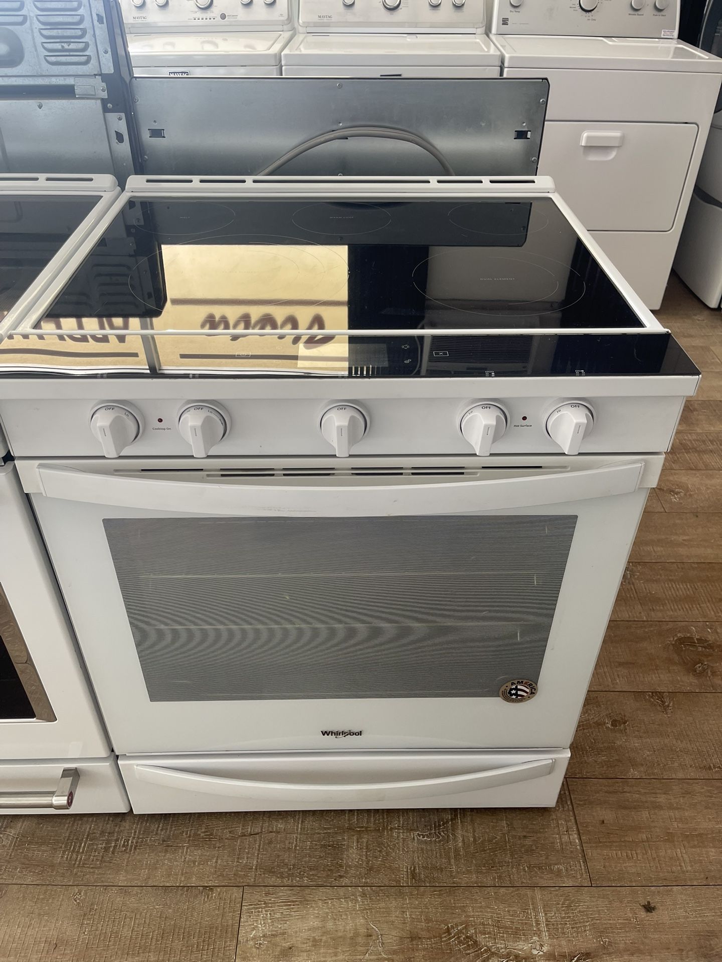 Whirlpool Glass Top Electric Stove In Excellent Condition