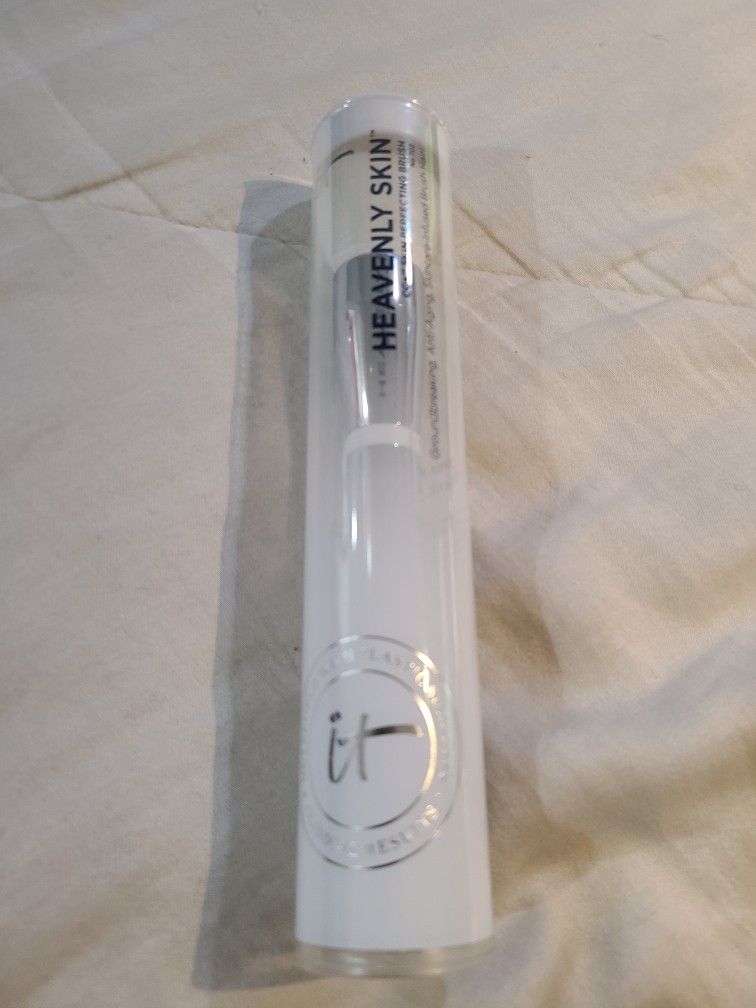 It Cosmetics Heavenly Skin 702 Brush 
