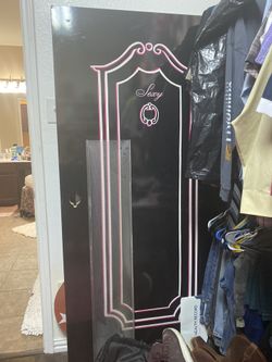 Victoria’s Secret dressing room door