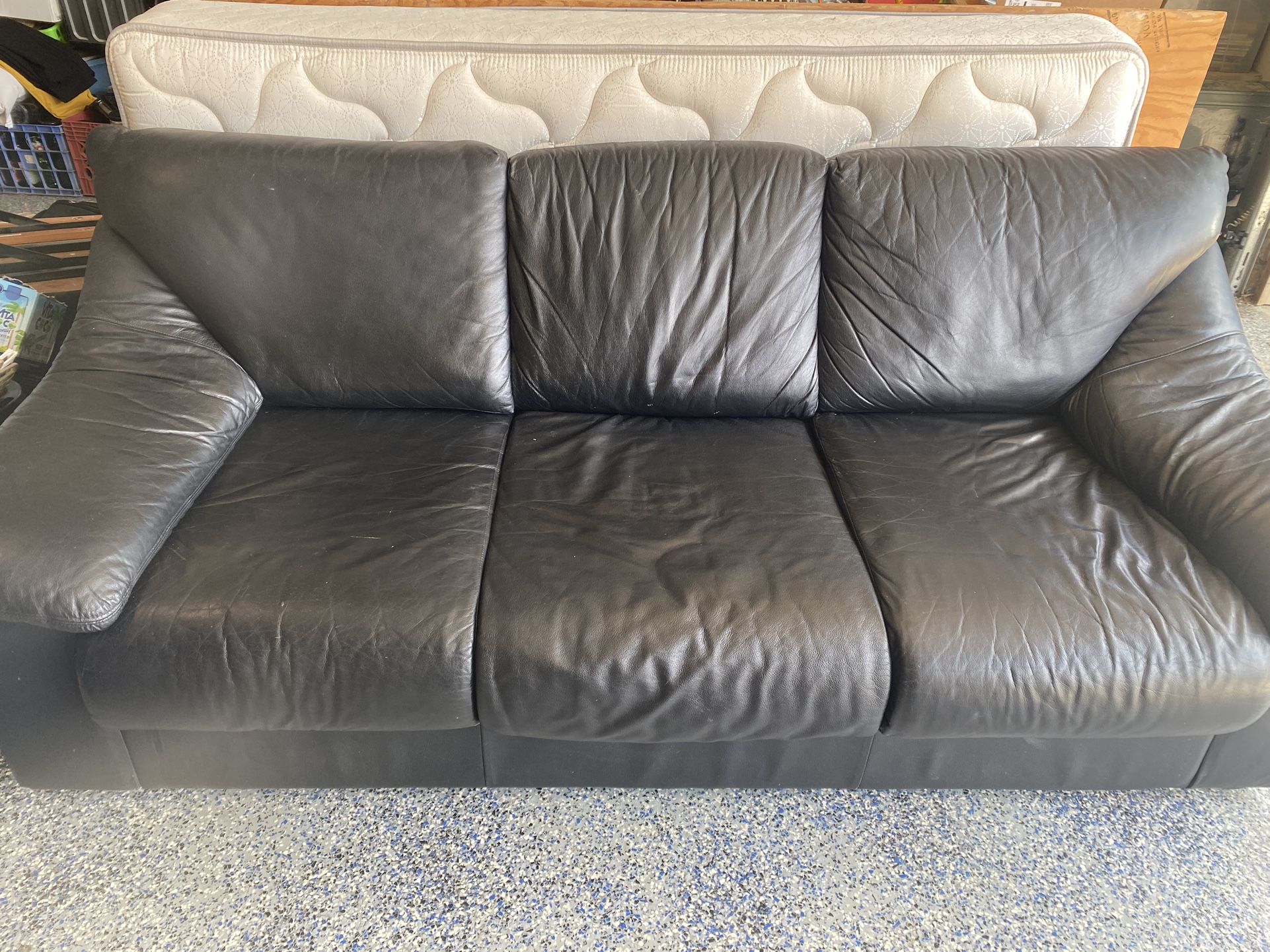 Black Leather Couch/Pull Out Bed