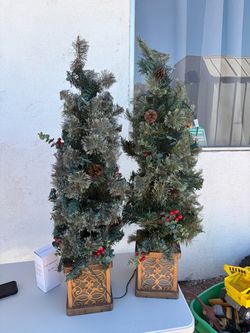 Set of 2 Artificial Christmas Trees with Decorative Bases