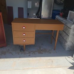 Nice Computer or school desk 