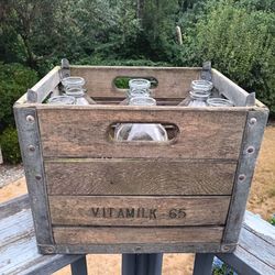 1965 Wooden Vitamilk Crate w/(6) 1/2 Gal. Bottles