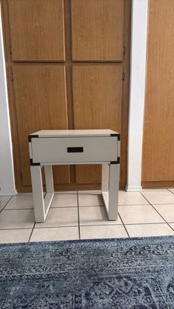 Mesa  para la recamara 24” ancho por 24 de largo $40.00