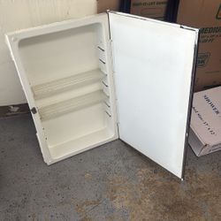 IN WALL MOUNTED MIRRIOR CABINET 