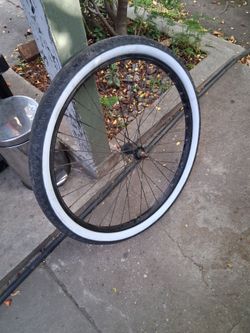FRONT RIM REAL LIGHT WITH TIRE SIZE 26 PICK UP IN SUN VALLEY  $10