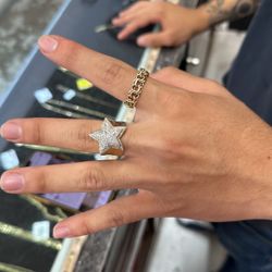 Big Star Ring With Diamonds Size 8 14k 8.8 Grams