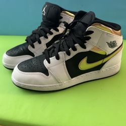 Jordan Retro 1 MID GS White Black Gold