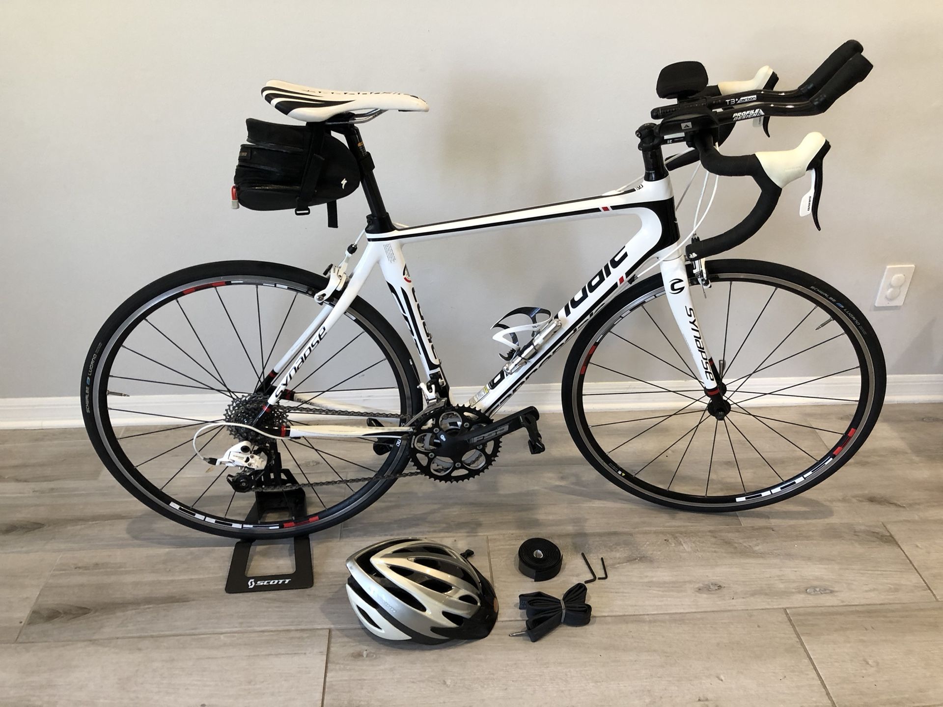 Cannondale Synapse Carbon 6 Apex 54cm Road Bike + lots of extras!