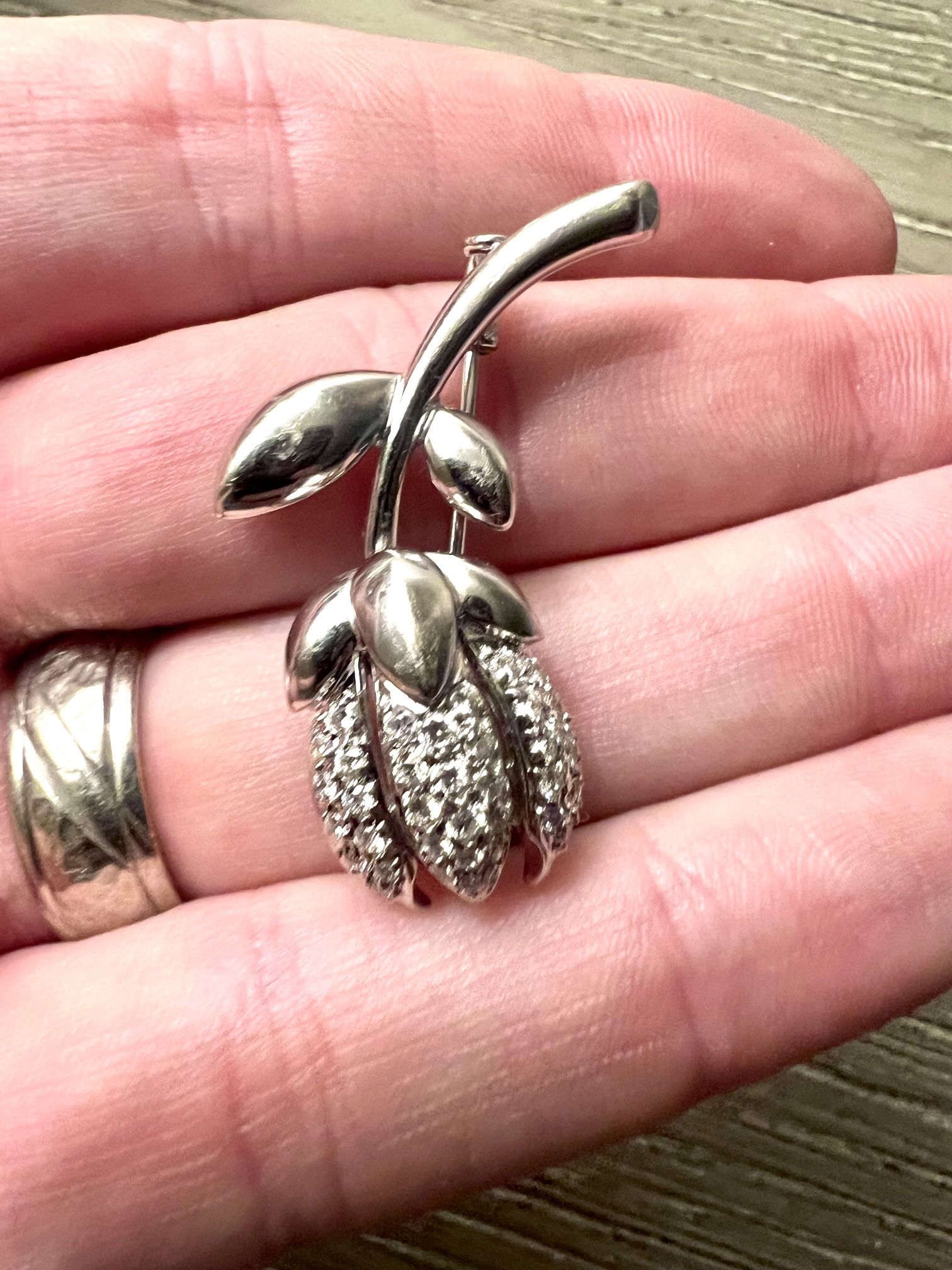 18 Karat Gold Brooch/pendant With Diamonds