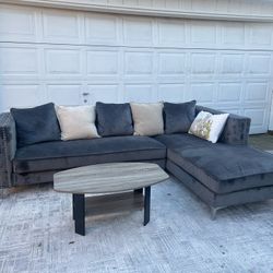 Gray Sectional w Table 