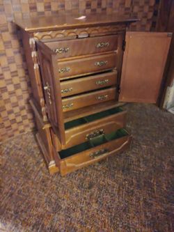 Vintage Jewelry Box (3 Of 5)