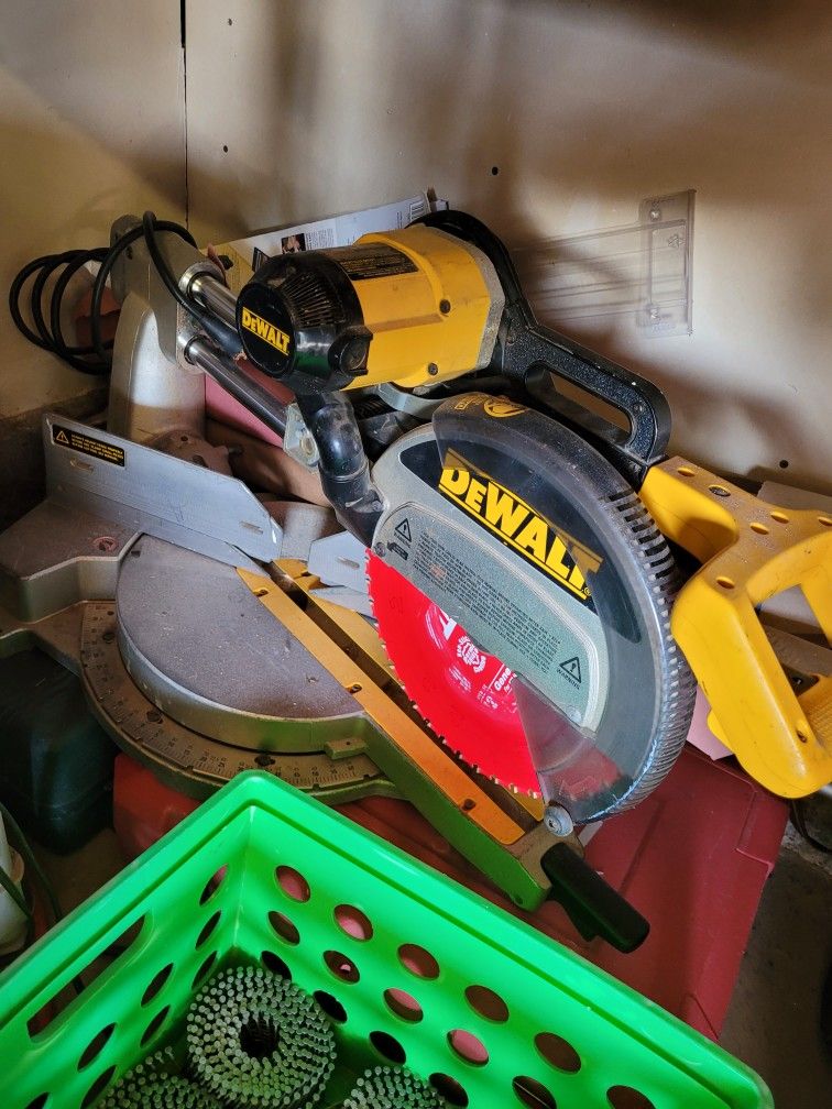 DeWalt Compound Miter 12-in Sliding Chop Saw