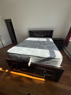 4 pc. Queen Size Bedroom Set