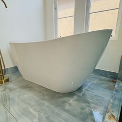 Premium Freestanding Bathtub, High‑End, Barely Used. Includes high arch faucet 