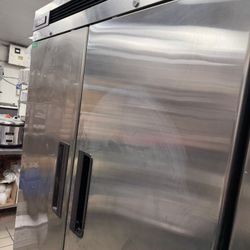 True Reach-in, 2-door combo Freezer 