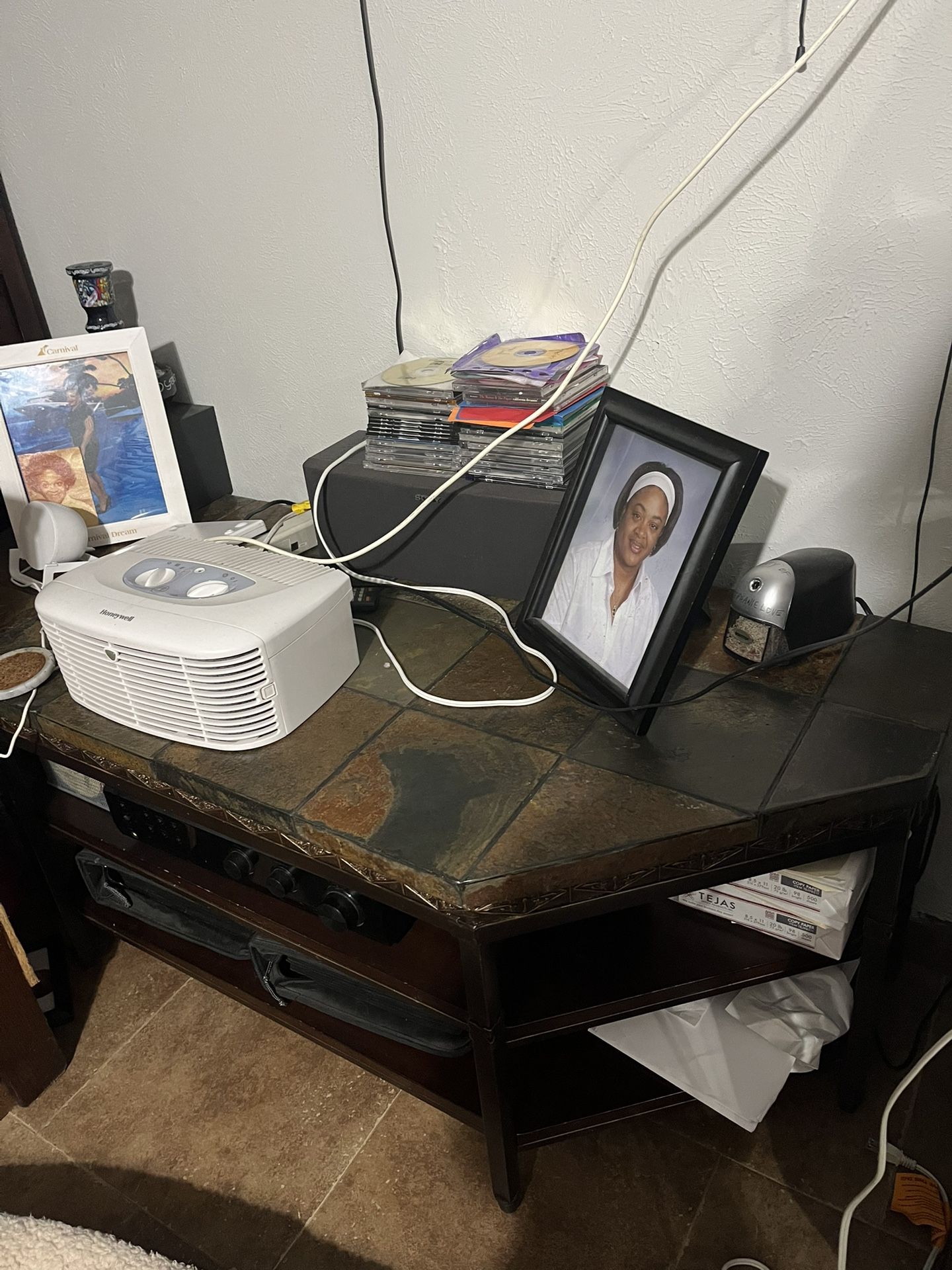 Marble Top TV Stand In Excellent Condition